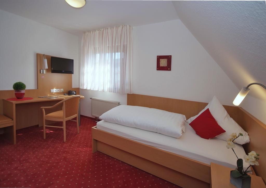 Loewen Hotel & Restaurant Вендлинген-на-Неккаре Номер фото