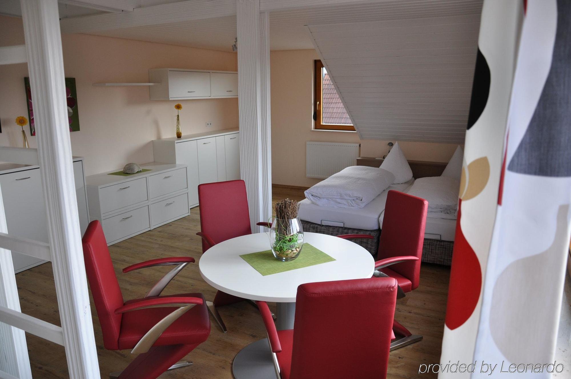 Loewen Hotel & Restaurant Вендлинген-на-Неккаре Экстерьер фото